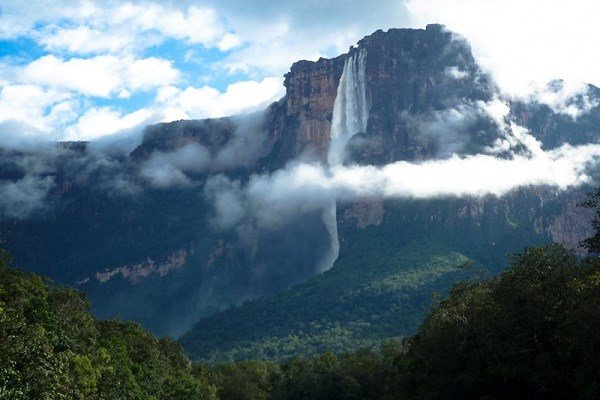 Thác thiên thần ở Venezuala: Là thác nước cao nhất hành tinh, và mặc dù nằm trong một khu rừng hẻo lánh, dòng thác này vẫn thu hút vô số khách du lịch đến Venezuala mỗi năm.